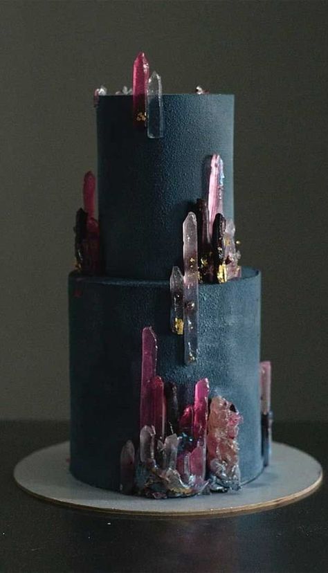 Bolo Tumblr, Best Wedding Cakes, Wedding Cake Trends, Witch Wedding, Geode Cake, Tiered Cake, Dark Wedding, Gorgeous Wedding Cake, Cake Trends