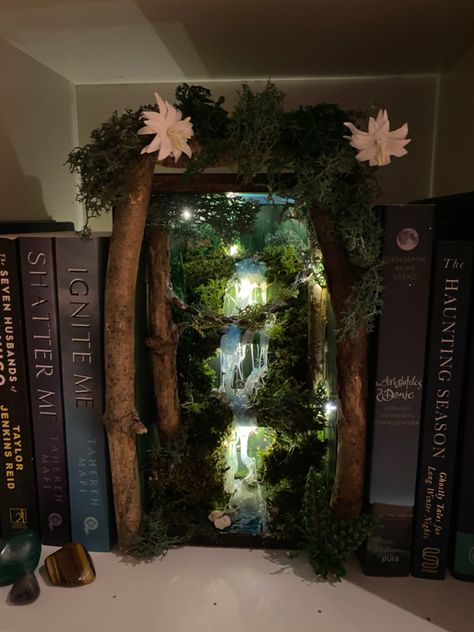 Fairycore Bookshelf, Fairy Core Bookshelf, Fairy Library Aesthetic, Enchanted Forest Library Theme, Enchanted Forest Crafts, Diy Booknooks, Book Nook Ideas Diy, Fairy Book Nook, Book Nooks Diy