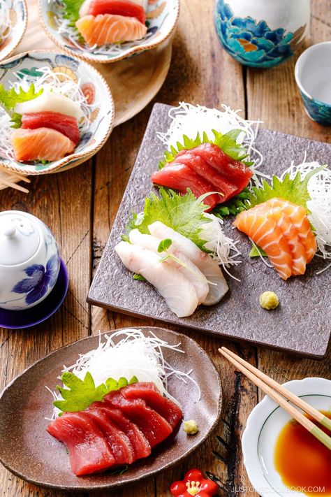 Plating sashimi is an art form that involves arranging thinly sliced, high-quality raw seafood on a plate to create an aesthetically pleasing and delicious dish. Here is a guide to dissecting the various components to recreate it at home! Raw Seafood, Japanese Sashimi, Sashimi Platter, Sushi Plate, Japanese Cooking, Japan Food, Sashimi, Cookbook Recipes, Restaurant Recipes