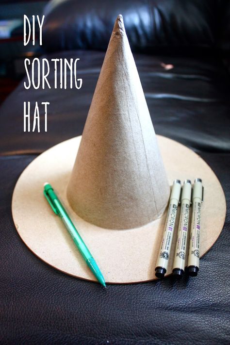 The Geeky Gal: Halloween Tutorial: DIY Sorting Hat from Harry Potter Harry Potter Hat Diy, Diy Sorting Hat, Origami Fortune Teller, Harry Potter Hat, Harry Potter Christmas Decorations, Classe Harry Potter, Harry Potter Theme Birthday, Pola Topi, Cumpleaños Harry Potter