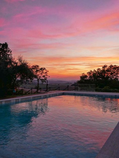 Sunset on the swimming pool at Relais Bigozzi, Tuscany Pool Sunset Aesthetic, Pool Asthetic Picture, Getaway Aesthetic, Piscina Aesthetic, Pool At The Beach, Swimming Pool Aesthetic, Big Sketchbook, Pool Sunset, Pool Background