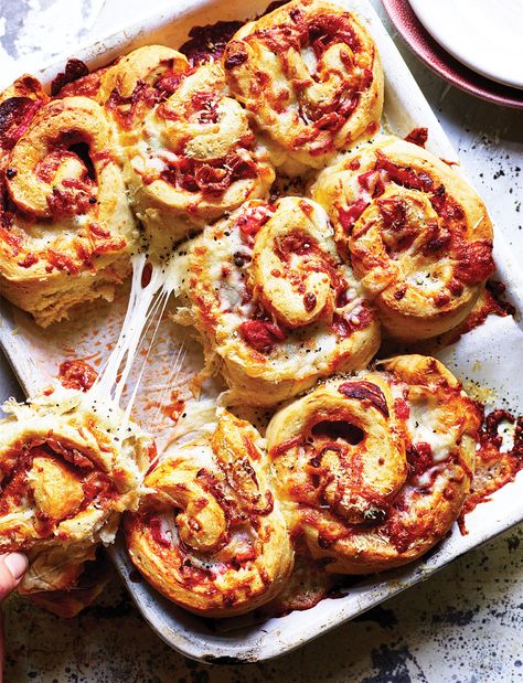 These irresistible pepperoni pizza swirls use a ready-made bread mix for ease and speed Scroll Recipe Savoury, Savoury Scrolls Recipes, Savoury Baking Ideas, Savoury Pinwheels, Scroll Recipe, Savoury Scrolls, Pizza Calories, Pizza Swirls, Pizza Wheels