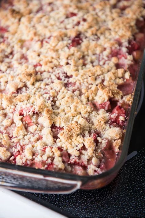 Easy Rhubarb Recipes, Rhubarb Crisp Recipe, Rhubarb Desserts Recipes, Strawberry Rhubarb Recipes, Rhubarb Crumble Recipes, Best Rhubarb Recipes, Rhubarb Recipes Crisp, Strawberry Cobbler, Spring Recipes Dessert