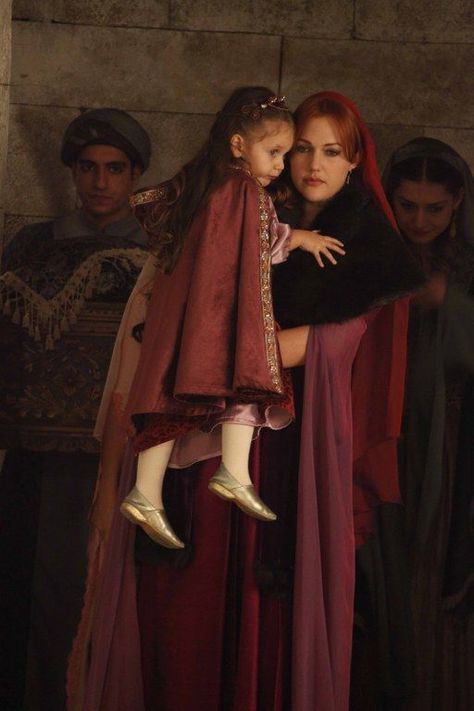 Mihrimah Sultan, Fur Costume, Meryem Uzerli, Kosem Sultan, Hurrem Sultan, Turkish Culture, Theatre Costumes, Witch Outfit, Mommy Daughter