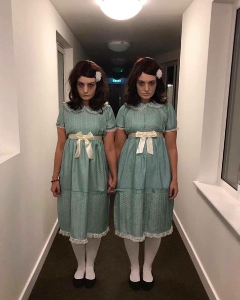 Scary Twins Halloween Costumes, Grady Twins Makeup, Woman Scary Costume, Scary Twin Halloween Costumes, Haunted House Costumes Women, Shining Twins Makeup, Creepy Twins Costumes, The Shining Halloween Costume, Shining Halloween Costume