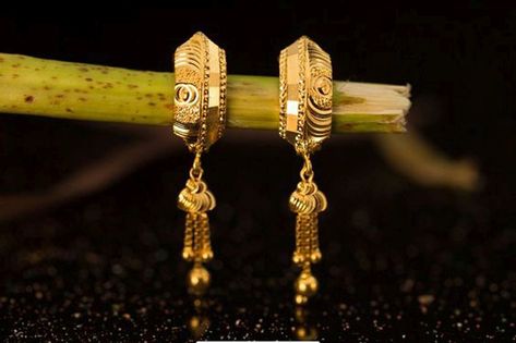 Earrings Collection Gold, Jhumkas Gold, Gold Jhumkas, Earrings Latest, Latest Earrings Design, Gold Earrings Indian, Simple Gold Earrings, Raw Stone Jewelry, Gold Earrings Models