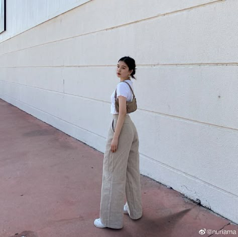 Beige pant outfit from Nuria ma Pants And Tshirt Outfits, How To Style Light Beige Pants, Nuria Ma Outfits, Beige Trousers Outfit Aesthetic, Beige Tshirt Outfits Women, Beige Trousers Outfit Summer, Beige Loose Pants Outfit, How To Style Beige Trousers, Beige Jeans Outfit Summer