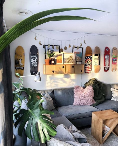 Skateboard Interior Decor, Skateboard On Wall Aesthetic, Skateboard House Decor, Skater Home Decor, Skater Living Room, Skater House Decor, Skater Apartment, Skateboards On Wall, Skater Decor