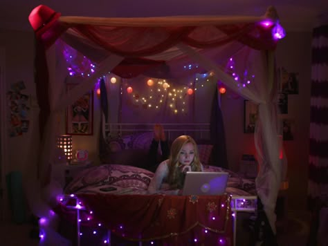 Bedroom pic From RL Stine's monster like Cabinet of Souls movie Bedrooms From The 80s, Enid Sinclair Bedroom, 2000s Movie Bedroom, Rl Stine Halloween Aesthetic, 2009 Bedroom, Movie Bedroom Aesthetic, Enid Bedroom, 2010s Bedroom, 90’s Bedroom