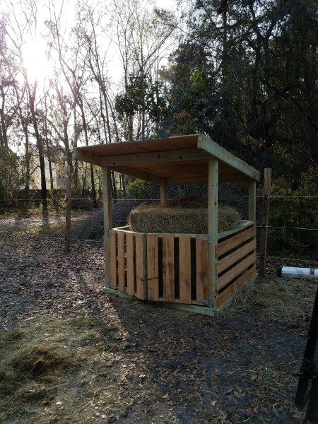 DIY Round Bale Hay Hut – The Homestead Kings Horse Feeder Diy, Round Bale Hay Feeder, Hay Hut, Diy Hay Feeder, Round Bale Feeder, Hay Feeder For Horses, Horse Feeder, Horse Farm Ideas, Horse Hay