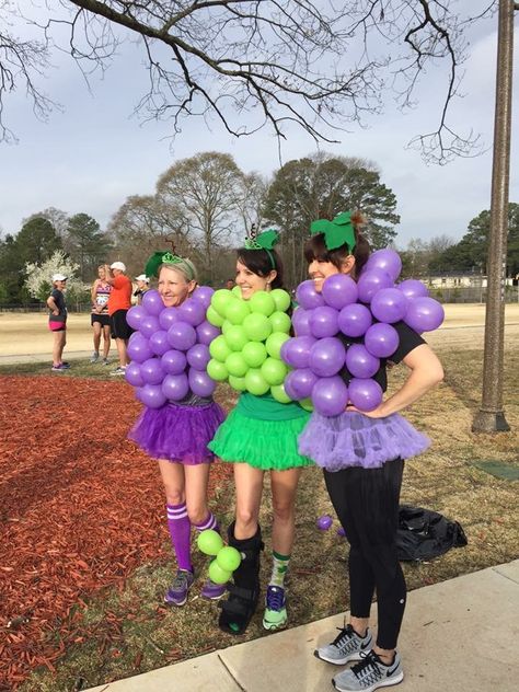 The original grapes Grape Halloween Costume, Grape Costume, Grape Festival, Grapes Costume, Fruit Costumes, Kostum Cosplay, Duo Halloween Costumes, Outfit Halloween, Holidays Halloween