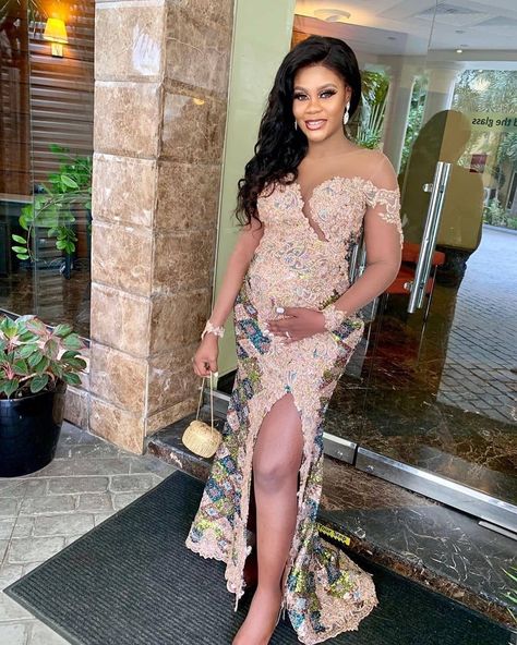 @debbie_beecroft pregnant and slaaaaying!! 💥 💣  Swipe to see  her strut 🙌🏽🙌🏽 Lace Gown For Pregnant Women, Pregnant Asoebi Lace Styles, Hairstyles For Pregnant Women, Cameroonian Wedding, Elegant Asoebi Styles, Styles For Pregnant Women, Nigerian Traditional Dresses, Lace Asoebi Styles, African Maternity Dresses