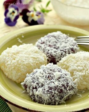 Get this easy recipe for Pichi Pichi. A Filipino dessert made from cassava, sugar and water. Steamed and coated in grated coconut.| www.foxyfolksy.com Pichi Pichi Recipe, Filipino Delicacies, Filipino Dessert Recipes, Philippine Cuisine, Filipino Snacks, Pinoy Dessert, Philippines Recipes, Filipino Food Dessert, Pinoy Foods