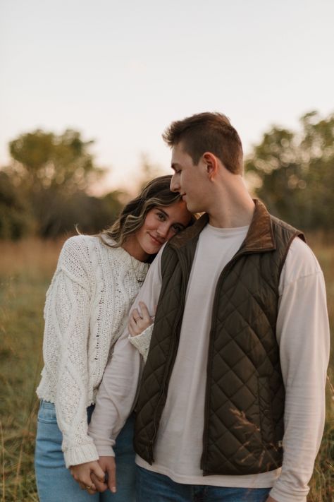 November Couple Photoshoot Outfits, Fall Picture Couple Poses, White Sweater And Jeans Engagement Photos, Fall Winter Couple Pictures, Engagement Photo Shoot Hairstyles, Cute Engagement Pictures Ideas Photo Poses, Fall Couples Photoshoot Outfits Neutral, Christmas Engagement Photos Outfit, October Couple Pictures