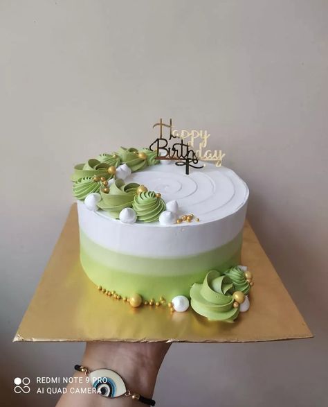 Simple Birthday Cake Designs Ideas, Whipped Cream Cakes Designs, 5 In 1 Torte Cake, New Cake Design 2023, Whip Cream Cake Design, Simple Whipped Cream Cake Design, Pastel Green Cake Simple, Cream Cake Design Birthday, Male Cakes Birthday Men