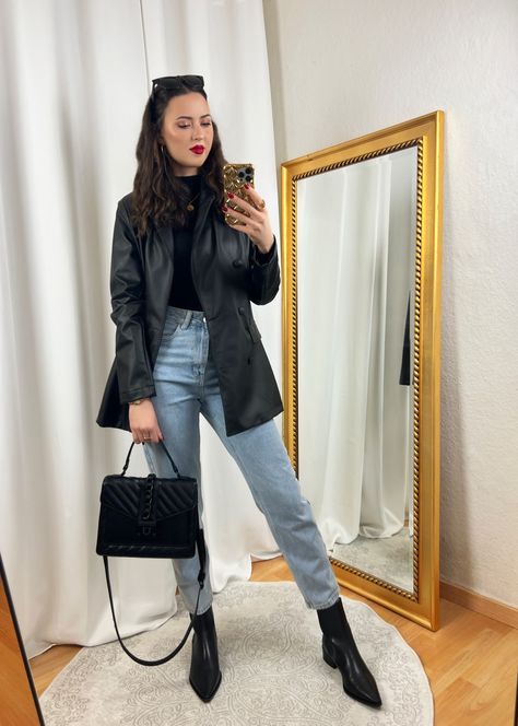 Light Mom Jeans Outfit, Jeans And Blazer Outfit Classy, Light Mom Jeans, Jeans And Blazer Outfit, Black Leather Blazer Outfit, Womens Leather Jacket Outfit, Jeans Blazer Outfit, Black Leather Jacket Outfit, Outfit Elegantes