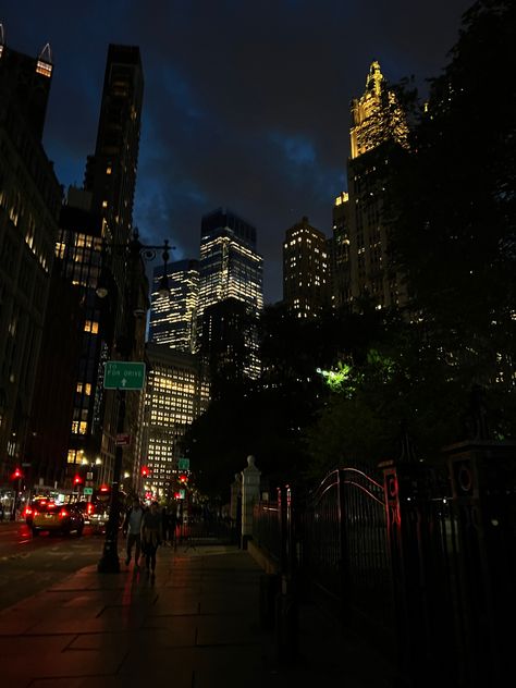 Cool City Aesthetic, Manhattan At Night Aesthetic, New Your City Night, New York City At Night Aesthetic, Nyc Nightlife Aesthetic, Out In The City Aesthetic, Ny Night Aesthetic, Manhattan Aesthetic Night, Night Life Vibes