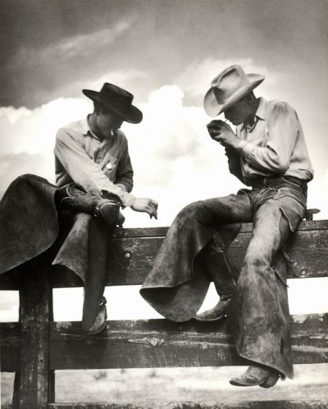 Bell ranch, San Miguel County, near Tucumcari, New Mexico. Cowboy Photography, Cowboy Pictures, Cowboy Aesthetic, Real Cowboys, Into The West, Wilde Westen, The Lone Ranger, Western Life, Cowboy Horse