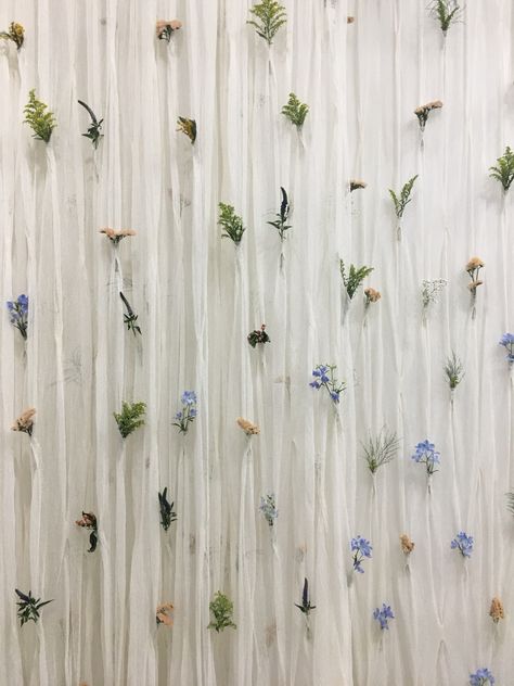 Flowery Background Backdrop Ideas, Photo Backdrop Aesthetic, White Curtain Backdrop With Flowers, Dried Flower Curtain Backdrop, Simple Picture Backdrop, White Backdrop With Flowers, Flower Background For Photoshoot, Natural Bridal Shower Decor, Hanging Flower Photo Backdrop