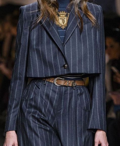 pinstripe suit Mode Costume, Pinstripe Suit, Milan Fashion Weeks, Mode Ootd, Modieuze Outfits, Mode Inspo, Fashion Weeks, 가을 패션, Fotografi Potret