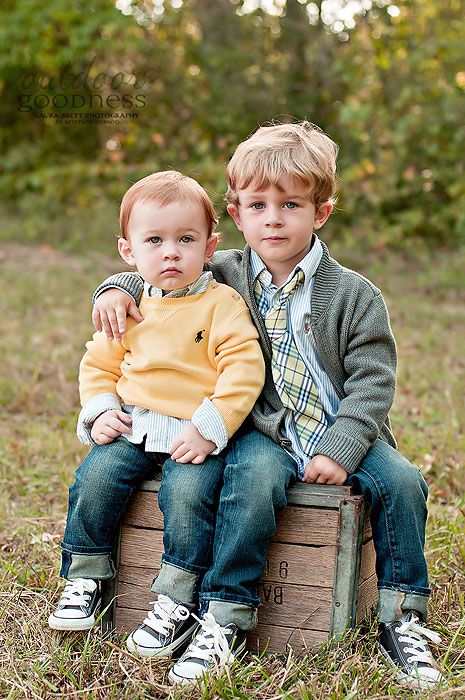 PERFECT sibling outfits :) Not too match-matchy but flow well together just right! Layers are always good (in cold weather of course). Brother Pictures, Brothers Photography, Brother Photos, Sibling Pictures, Sibling Poses, Sibling Photography, Sibling Photos, Sibling Outfits, Foto Tips