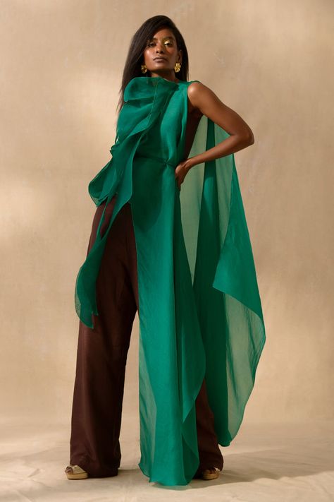 Cape Ideas For Women, Emerald Green Fashion, Organza Outfit, Applique Jumpsuit, Asymmetric Cape, Ruffled Jumpsuit, Organza Cape, Organza Styles, Brown Jumpsuits