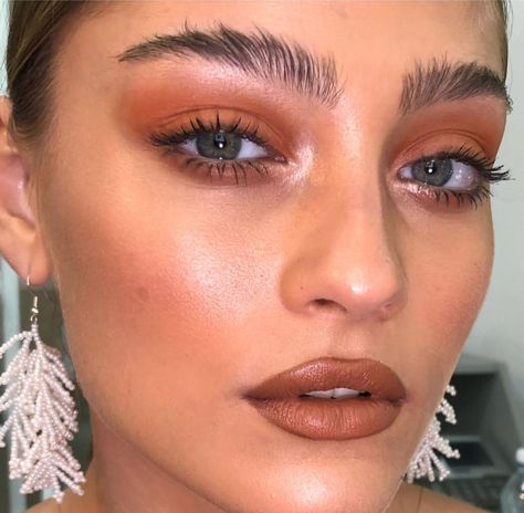 Orange earth tones eyeshadow and brown lipstick makeup look with highlighter Brown Lipstick Makeup, Brown Eyeshadow Looks, Feminine Inspiration, Coachella Makeup, Orange Makeup, Summer Orange, Eyeshadow For Brown Eyes, Brown Lipstick, Fall Makeup Looks