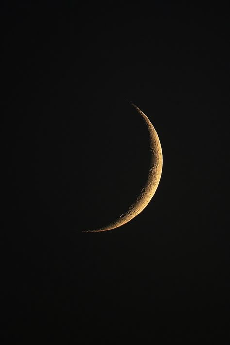 The Dark Night, The Moon Is Beautiful, Look At The Moon, Moon Pictures, Moon Photography, Gold Aesthetic, Dark Wallpaper Iphone, Moon Lovers, Beautiful Moon