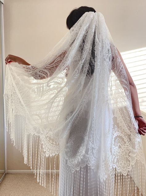 A beautifully unique, single layer, fringe edged veil gathered at the comb to create a little volume wedding veil.  The veil is glamorous vintage, boho a dramatic tassel lace veil. The veil is about 140cm length. Rustic Wedding Veil, Bohemian Veils, Vintage White Wedding, White Wedding Veil, Bridal Shower Veil, Boho Wedding Veil, Boho Veils, Lace Veils Bridal, Wedding Veil Vintage