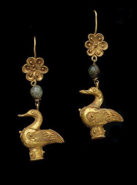 Ancient Earrings, Ancient Greek Jewelry, Ancient Jewels, Roman Jewelry, Ancient Jewellery, Historical Jewellery, Greek Jewelry, Gold And Green, Ancient Jewelry