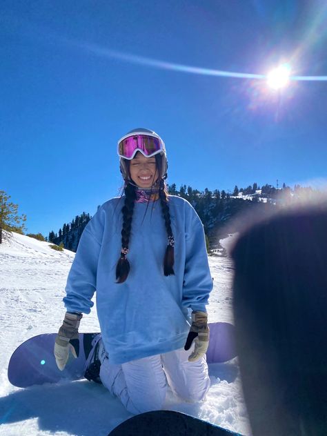 womens snowboarding outfit, pink snow goggles, white snow pants Snowboarding Outfit Black Pants, Snowboarding Outfit White Pants, Snowboarding Fit Women, White Snow Pants Outfit, Purple Snowboarding Outfit, Snow Boarding Pictures, Snow Tubing Outfit For Women, Ski Steeze, Snow Outfits For Women Snowboarding