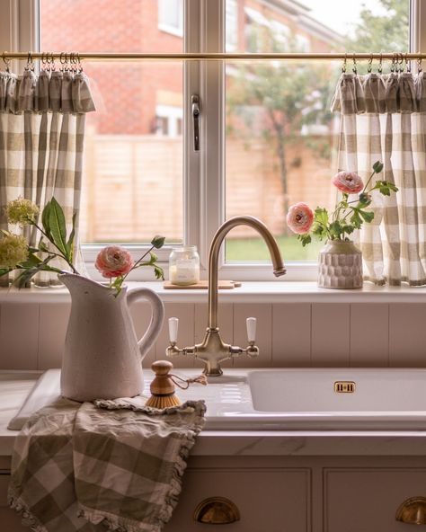 Wow! I've never had as many DMs as I did last night when I posted a pic of my DIY kitchen cafe curtains. You guys went nuts for them. So I thought I'd dedicate a wee post to the gingham kitchen cafe curtains of dreams. The truth is that they are a DIY kitchen project. I used a ruffled gingham tablecloth which I cut to size and hemmed to make curtains the perfect drop for our kitchen window. The pole is a brass 19mm pole from @bandq_uk and the rings with clips were a little bargain buy from ... Big Kitchen Window Over Sink, Curtain Ideas For Kitchen Window, Gingham Kitchen, Country Kitchen Curtains, Kitchen Window Decor, Window Over Sink, Gingham Curtains, Cafe Curtains Kitchen, Ruffled Tablecloth