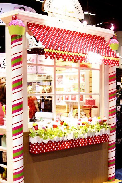 Adorable Candy Shop Styled Booth - I'm seeing this as a decorated door or classroom bulletin board! Workshop Business, Indie Crafts, Christmas Booth, Craft Show Booth, Indie Craft, Craft Booth Display, Craft Fairs Booth, Booth Displays, Craft Booth Displays