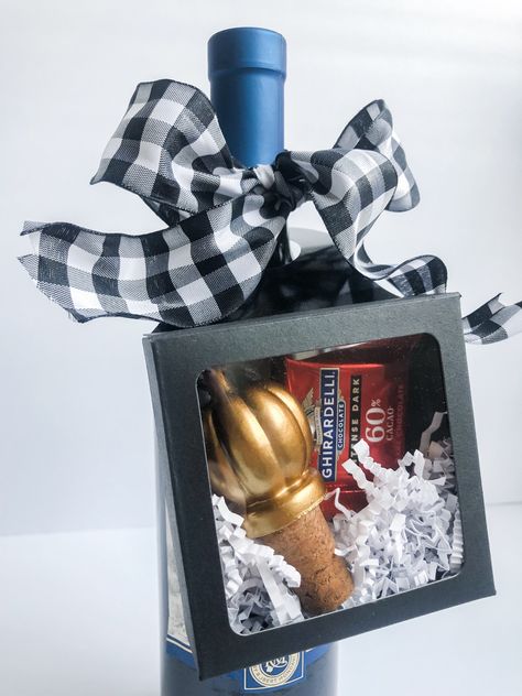 Wine Bottle And Glasses Gift Basket, Diy Wine Gift Box Ideas, Alcohol Bag Ideas, Wine Bottle Gift Box Ideas, Gifting Wine Ideas, Wine Bottle Box Ideas, Mini Champagne Gift Ideas, Wine Gift Wrapping Ideas, Wine Bottle Gift Ideas