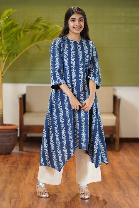 KURTAS Kurta With Jeans, Kurthi Design, Long Kurta Designs, Blouse Designs Saree, Plain Kurti Designs, Simple Suits, 50 Blouse Designs, Sharara Designs, Indian Kurti Designs