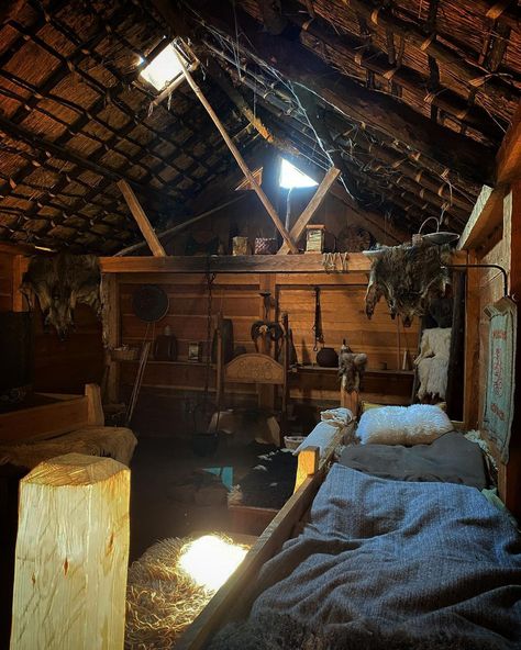 Asgard on Instagram: “Isn't this just the dream bedroom?🌙 . 📷 @made.by.sann . . . . . #vikinghome #valhalla #vikingsofinstagram #vikingsreenactment…” Viking Bedroom, Cabin Room, Viking House, Vikings Fan, Viking Life, Viking History, Viking Art, Viking Warrior, Viking Age