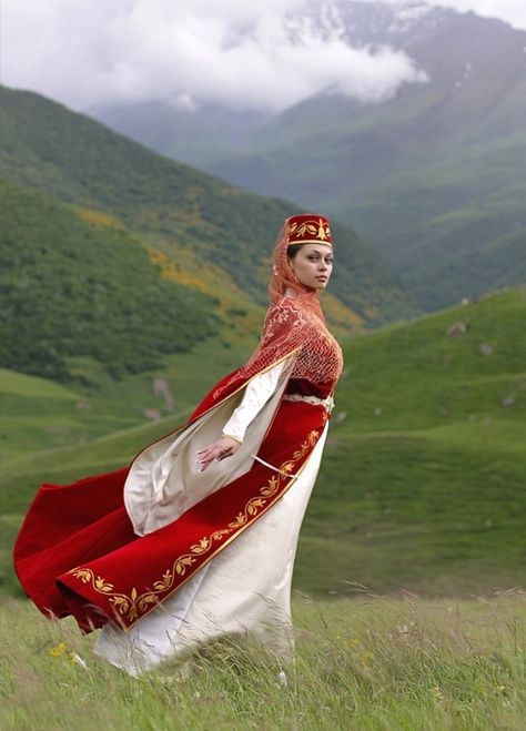 Armenian Clothing, Costumes Around The World, National Dress, Folk Dresses, Traditional Fashion, Folk Costume, People Of The World, World Cultures, Traditional Clothing