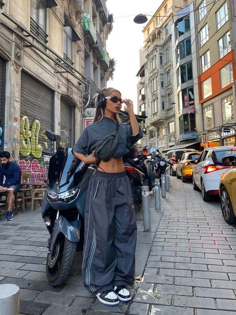 Rate This Cargo Pants Outfits From ⭐1~10. SAVE & FOLLOW i will update everyweek. Drippy Outfits Woman Summer, Parachute Pants Streetwear, Y2k Track Pants Outfit, Baggy Streetwear Aesthetic, Tracking Outfit Women, Baggy Fits Women, Baggy Track Pants Outfit, Baggy Pants Outfit Women, Parachute Pants Outfits