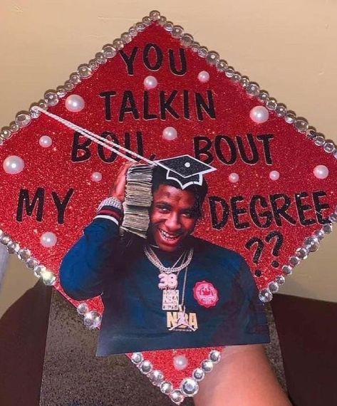 Funny Graduation Cap Decoration, Highschool Goals, Graduation Things, Funny Graduation Caps, Creative Graduation Caps, High School Graduation Pictures, College Grad Cap Ideas, Grad Cap Decorated, Senior Crowns