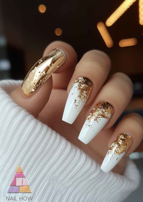 White Nails With Black And Gold Designs, Gold White Chrome Nails, White Gold Foil Nails, White And Gold Holiday Nails, Golden Birthday Nail Ideas, White And Gold Winter Nails, White Nails Gold Design, Gold And White Nails Ideas, Simple White Nails Designs