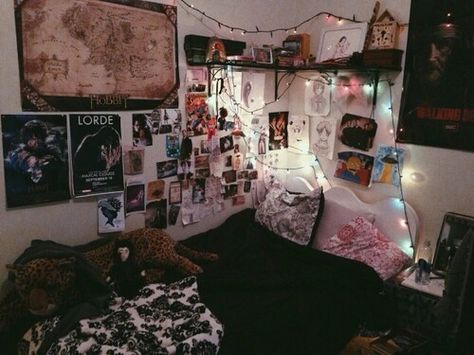 Love the wall 2014 Tumblr Room, Grunge Aesthetic Bedroom, Room Ideas Grunge, Rock Bedroom, Emo Room, Punk Room, Room Grunge, Grunge Bedroom, Teen Rooms