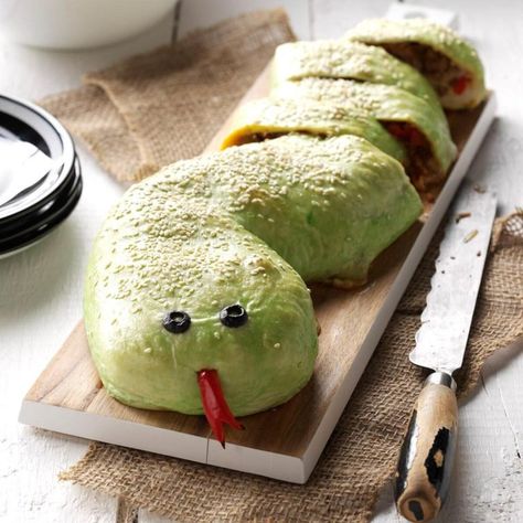 Slithering Snake Roll Halloween Potluck Recipes, Harry Potter Food Ideas, Recipes To Feed A Crowd, Animal Shaped Foods, Easy Potluck Recipes, Halloween Potluck, Slithering Snake, Easy Potluck, How To Cook Chorizo