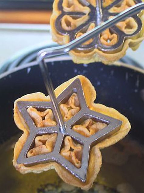 Rosettes Cookie Recipe, Rosette Recipe, Rosette Cookies, Norwegian Food, Scandinavian Food, Swedish Recipes, Cookies Recipes Christmas, Cookie Desserts, Holiday Baking