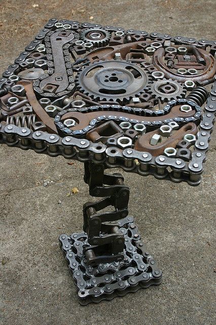 This pin's for you Hunter - Looks like something you would like to make Diy Industrial Furniture, Kule Ting, Industrial Design Furniture, Stil Industrial, Vintage Industrial Furniture, Old Metal, Junk Art, Old Tools, Metal Art Diy