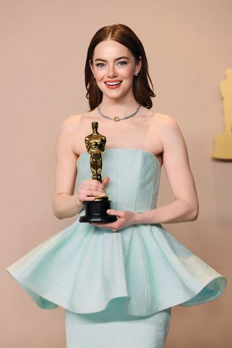 Emma Stone Outfit, Emma Stone Oscars, Emma Stone Red Carpet, Emily Stone, Tropical Outfits, Emma Stone Style, Anne Movie, Prom Dress Inspo, Best Red Carpet Looks