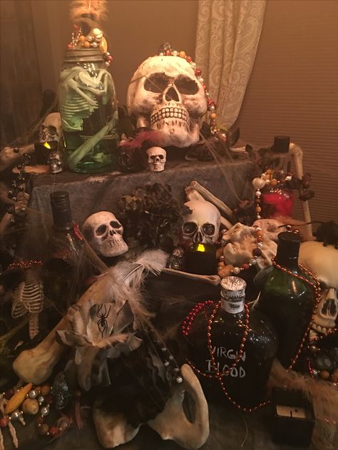 Bayou Bachelorette, Voodoo Halloween Party, Voodoo Halloween Decorations, Voodoo Decor, Voodoo Aesthetic, Halloween Altar, Voodoo Altar, Bayou Party, Voodoo Party