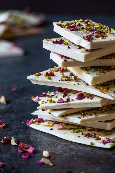 Cardamom White Chocolate Bark with Rose, Pistachio Rose Pistachio, White Chocolate Bark, Edible Flowers Recipes, Chocolate Bark Recipe, Bark Recipe, Chocolate Blanco, Chocolate Bark, Snacks Für Party, Flower Food