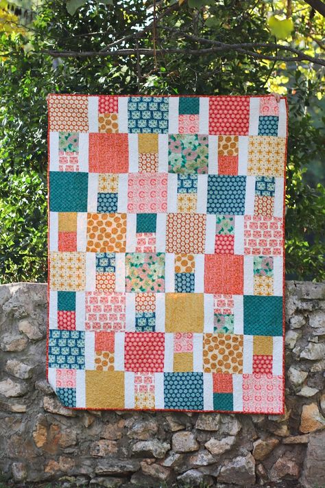 Disappearing Blocks, Kitty Quilt, Linus Blanket, Outreach Ideas, Charity Sewing, Quilt Layouts, Layer Cake Quilt Patterns, Charm Pack Quilts, Sewing Quilts