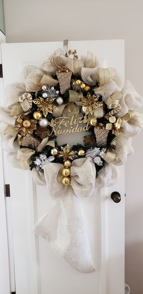 Ideas para decorar tu hogar en Navidad - Dale Detalles Christmas Tree Inspo, Gold Christmas Tree Decorations, Christmas Apartment, Christmas Themes Decorations, Gold Christmas Decorations, Christmas Tree Inspiration, White Christmas Decor, Gold Christmas Tree, Christmas Tree Ideas