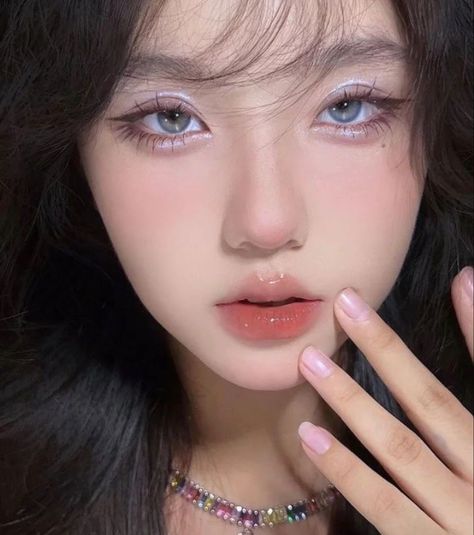 Korean Purple Eye Makeup, Simple Makeup Purple, Purple Eye Makeup Douyin, Purple Asian Makeup, Lilac Douyin Makeup, Korean Purple Makeup, Douyin Makeup Purple, Purple Eye Makeup Aesthetic, Makeup For Purple Outfit